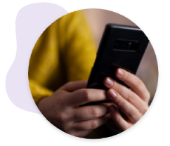 Gros plan sur les mains d'une personne consultant son téléphone